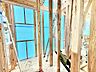 子供部屋：明るく温かみのある洋室は、お子様のお部屋としても最適です。学習机やベッドを配置してもゆとりがあり、自分でお片付けをする習慣づけにも適しています。健やかな成長を見守る心地よい空間です。