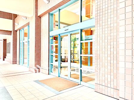 【ロビー】ゆとりあるロビー空間。帰宅した瞬間にほっとできる落ち着いた雰囲気が広がります。
