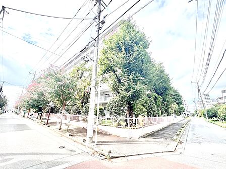 【外観】落ち着いた街並みに調和する外観。住まいとしての安心感を感じられる佇まいです。