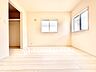 寝室：【居室】ゆったりとした広さで、ベッドを置いても余裕のある空間です。