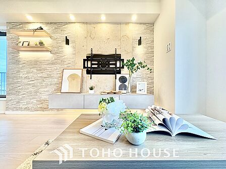 【living】居心地のいい暮らしには欠かせない眩い採光。ゆったりとした幅の窓からこの空間に降り注ぐ採光が絶えない。明るいリビングこそ居心地のいい暮らしが待っているのだと思う。