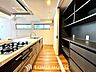 キッチン：【Kitchen】一歩一歩踏みしめる喜びを。光り眩い羨望のリビングへ。一歩一歩を踏みしめて家族の集う幸せの場所へ。すべてがクライマックスのマイベストホーム。