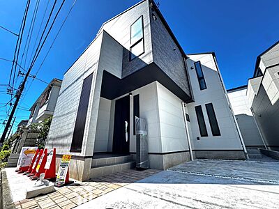外観:窓を開けベランダに出ると当所なく広がる街と空のスクリーン。風が凪ぎ一時停止する目の前の画面の中、僕は一体何を考えていたのだろう。牧歌な街並みが僕を穏やかにさせてくれる。 外観:窓を開けベランダに出ると当所なく広がる街と空のスクリーン。風が凪ぎ一時停止する目の前の画面の中、僕は一体何を考えていたのだろう。牧歌な街並みが僕を穏やかにさせてくれる。