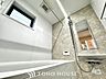 浴室：【Bathroom】奥行きが長く足を延ばしてもラクラクのスペース。体の大きい方でも嬉しいワイドサイズ。また、カビが付きにくく軽くこすれば簡単に落ちるお掃除ラクラク仕様です。