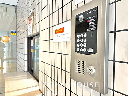 ◆オートロック◆自室の鍵だけではなく、建物内に共用玄関のドアがあり、施錠されているという点がポイント。正しく施錠されていれば居住者以外の侵入を拒むことができます。