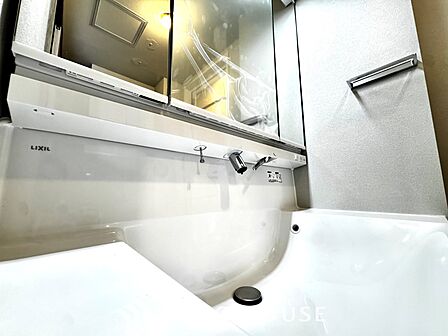【改装中】【Wash basin】十分な大きさの洗面台は収納もさる事ながら、身だしなみチェックや歯磨きなど、朝の慌ただしい時間でもホテルライクなスペースで余裕とゆとりを感じて頂けます。