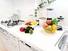 その他：【KITCHEN】◆開放的◆後片付けが楽なシステムキッチン。収納スペースの充実！