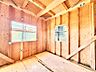 その他：柔らかな自然光が差し込み、お部屋全体を明るく包み込む心地よいリビング。日中は照明に頼らず過ごせる自然な明るさが魅力です。穏やかな時間の中で、ご家族それぞれのペースでゆったりとくつろげます。