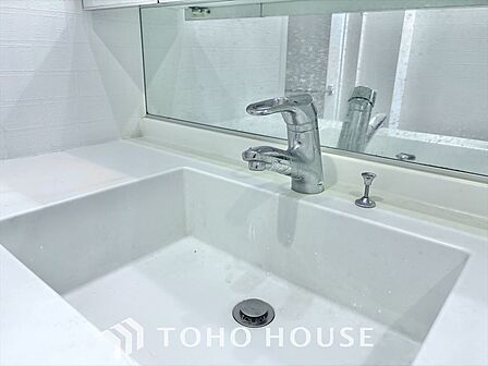 気持ちの良い朝をつくりだし、夕方には笑顔を取り戻させてくれるミラー。パウダールームはいつでも本来の自分を取り戻せる空間。明るく仕上げてあります。