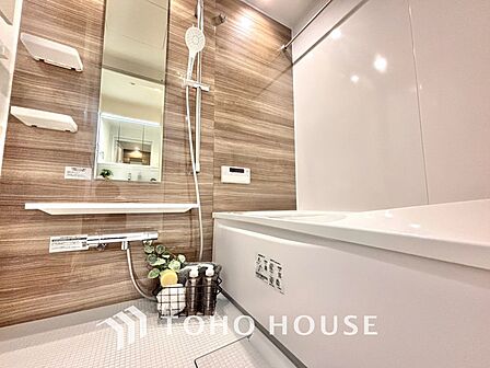 【浴室】《一日の疲れを落としてくれる場所は、落ち着く場所でなければならない》 高級感溢れるカラーと大きさ・柔らかな曲線で構成された半身浴も楽しめるバスタブが心地よさをもたらします。