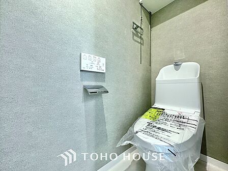 清潔感あるホワイト調のクロスと温もり溢れるモダンカラーの床材が見事に調和した本邸宅は、毎日の生活を少しでも快適に過ごして頂ける様に落ち着いた雰囲気作りから行っています。