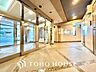 エントランス：【ENTRANCE】◆家族◆家で家族と過ごす時間は限られている。帰りを待つ家族の元へと急ぐときの弾む思い。そんな思いを引き立てる邸宅。