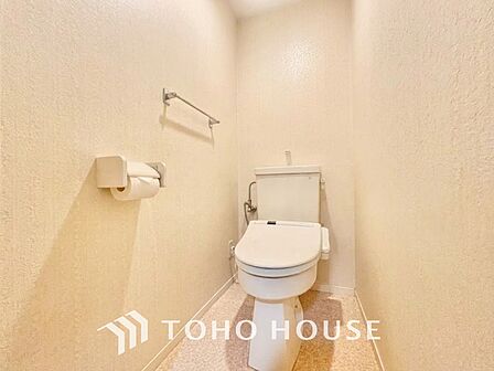 【RESTROOM】ホワイト調のクロスと温もり溢れるモダンカラーの床材が見事に調和した本邸宅は、毎日の生活を少しでも快適に過ごして頂ける様に落ち着いた雰囲気作りから行っています。