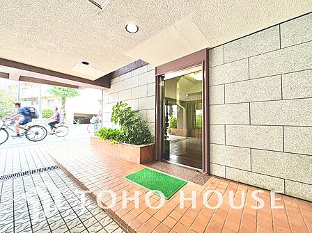 【エントランス】住まう方や訪れる人を優しく迎えてくれるエントランス。マンションの顔となる落ち着いた空間です。
