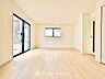 その他：柔らかな自然光が差し込み、お部屋全体を明るく包み込む心地よいリビング。日中は照明に頼らず過ごせる自然な明るさが魅力です。穏やかな時間の中で、ご家族それぞれのペースでゆったりとくつろげます。