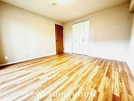 【Ease】家族個々の安らぎの空間。プライベートなBedRoomは暮らす方の感性で造り上げたいもの。誰もが好みで飾れるシンプルな室内に仕上げてあります。