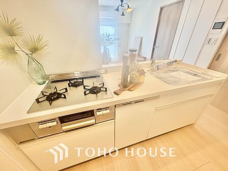 【KITCHEN】◆開放的◆後片付けが楽なシステムキッチン。収納スペースの充実!