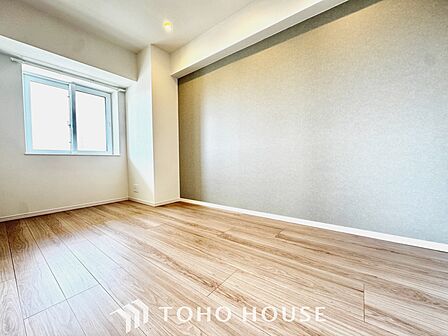 【Decorative lighting】上質に仕上げられた室内。オフ・ホワイトの壁を背にした観葉植物の葉をそっと置かれたインテリア・ライトが照らし出しています。少しお洒落な暮らしをしてみませんか。