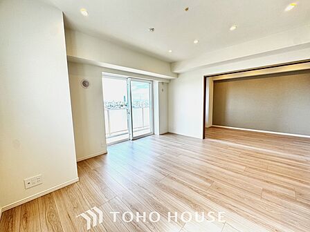 【Decorative lighting】上質に仕上げられた室内。オフ・ホワイトの壁を背にした観葉植物の葉をそっと置かれたインテリア・ライトが照らし出しています。少しお洒落な暮らしをしてみませんか。