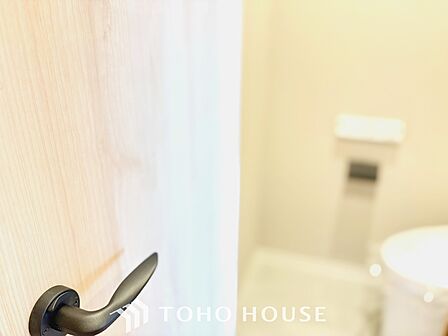 【toilet】トイレットペーパーの使用回数を減らせることです。 シャワートイレを使用すれば、洗浄して汚れを落とすことができるため、トイレットペーパーの使用を最小限にとどめることができます。