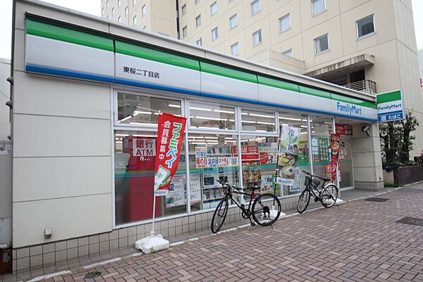 画像22:ファミリーマート　東桜二丁目店