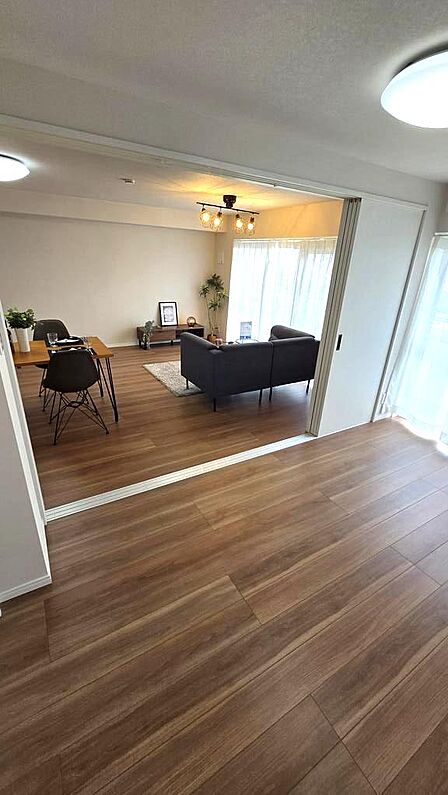 リビング横5.4帖のからのお部屋からリビングを撮りました！