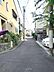 周辺：東向きならではの爽やかな採光が魅力の立地。前面道路はコンパクトながら、住まいに穏やかな時間をもたらす静かなロケーションです。
