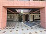 外観：緑と公園が多い自然豊かな閑静な住宅街のマンションです。徒歩圏内に用賀駅（2分）を始めコンビニ等揃っております。