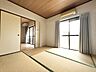 和室：【和室約6.0帖】小さなお子様をのんびりと遊ばせられる空間です。