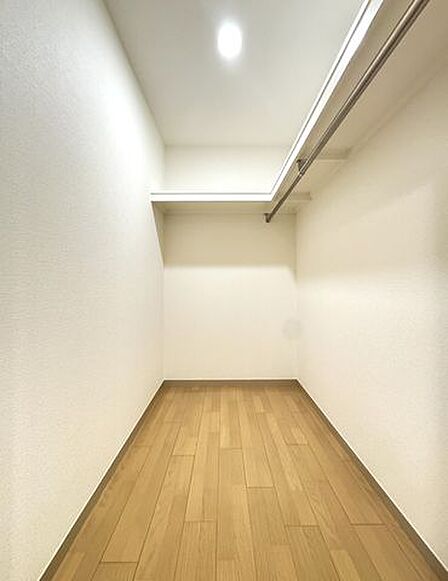 【納戸】広々とした納戸のため、たくさんの荷物を収納することができます。