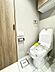 トイレ：【トイレ】シンプルなデザインのトイレです。温水洗浄便座が付いています。
