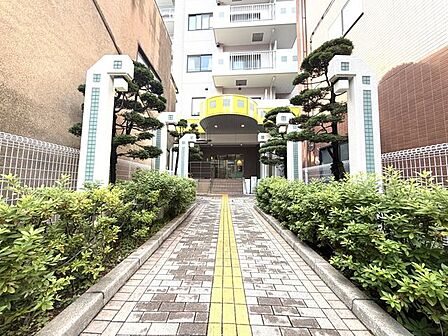 エントランスまでのアプローチ