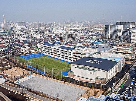 足立区立新田学園 徒歩7分。公立の小中一貫校となります。 540m