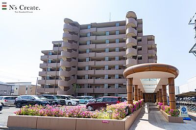 外観:植栽まで綺麗に手入れの行き届いた共有部が印象的です 外観:植栽まで綺麗に手入れの行き届いた共有部が印象的です
