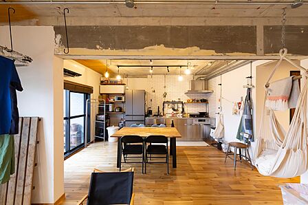 柔らかい足触りの無垢床を採用。裸足で歩くのが心地よい空間です