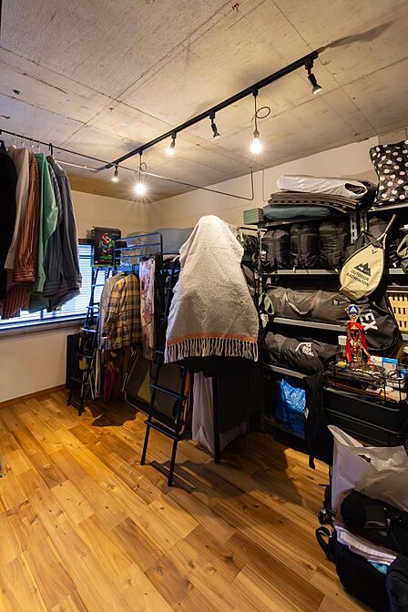 天井には洋服や植物を引っ掛けるのに便利なバーを設置