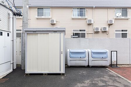 ゴミ置き場は、出勤ついでに捨てやすい敷地の入口付近にあります