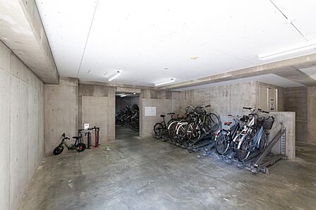 駐輪場は屋根付きで雨の日も安心です