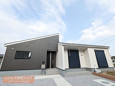 外観：【現地完成済】　『太田第1市場町　3号棟』　土地面積広々62.49坪。（令和6年8月4日撮影）　シンプルな中にもセンスの光るデザインの外観です。