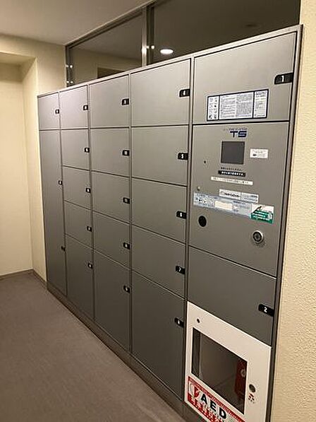 宅配BOX付き。不在時の受け取りがとても便利で玄関を開けて対応する必要が無いので防犯にも役立ちます。
