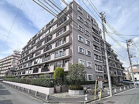 【外観】高い耐久性や断熱・気密性、防音性に優れた鉄筋コンクリート構造です。