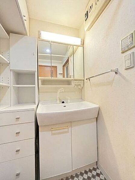 【洗面】洗面所が独立なので、ご家族で利用する朝晩の時間帯にとても便利です。