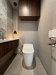 【トイレ】専用手洗器付で来客時にも嬉しい衛生設備です。いつも使うトイレだからこそ、こだわりたいポイントですね。