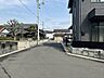 外観：見通しのよい前面道路です