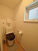 《トイレ》ウォシュレット付きトイレです。お手入れがしやすくいつでも快適！
