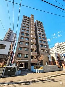 外観:《外観写真》地下鉄東西線「西18丁目」駅 徒歩4分暮らしに便利な立地のマンションです。 外観:《外観写真》地下鉄東西線「西18丁目」駅 徒歩4分暮らしに便利な立地のマンションです。