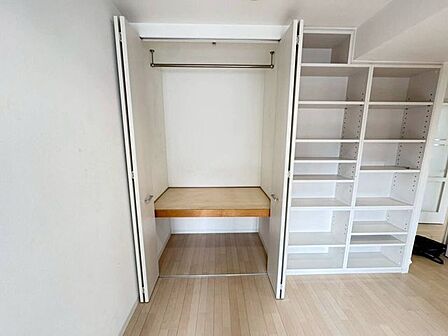 《洋室2　収納》各部屋に収納スペースを確保しており、お部屋をすっきりとお使いいただけます。
