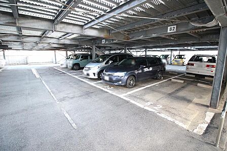 ■マンション敷地内に駐車場がございます♪