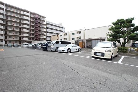 ■マンション敷地内に駐車場がございます♪