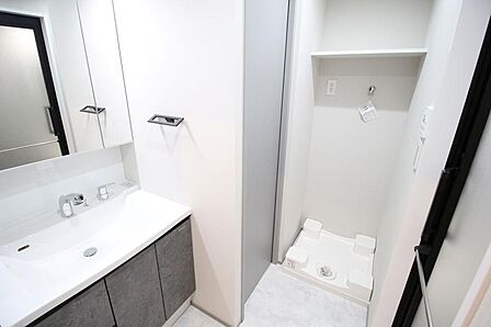 ■上も下も収納が出来、機能性に優れた洗面化粧台で身支度もスムーズです♪